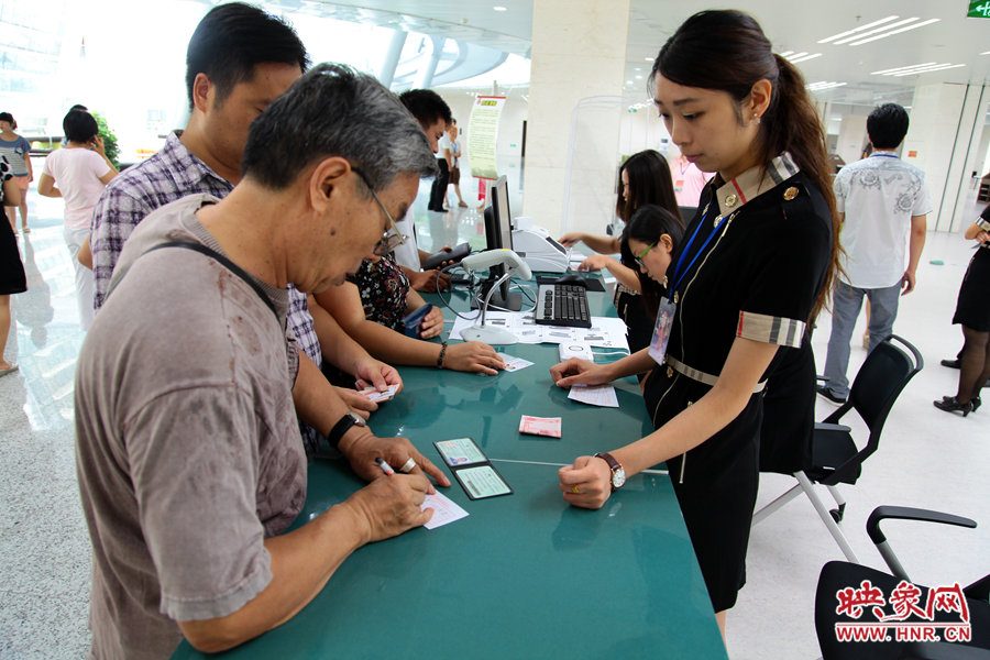 辦理借書(shū)卡很便捷，只需要身份證和一百元押金就可以。