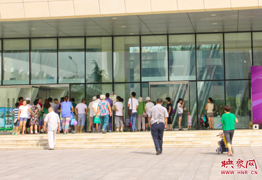 開(kāi)館時(shí)間還沒(méi)到，門(mén)口已經(jīng)有不少等待的讀者