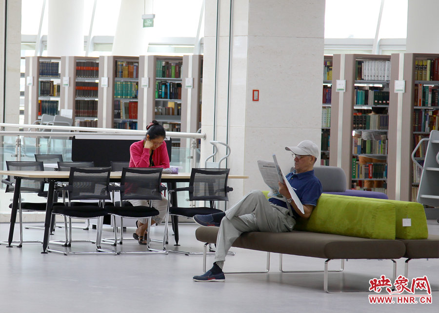 閱讀區(qū)有沙發(fā)，有桌椅，讓讀者有了更多的選擇。