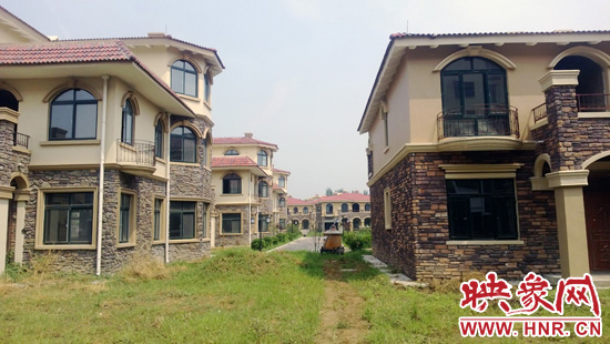 圖為別墅群內(nèi)正在進(jìn)行最后的鋪路、綠化