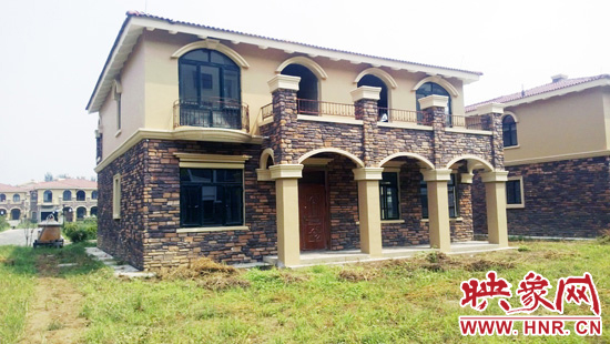 這里的別墅有兩層的，也有三層的，主體、裝修都已經(jīng)完工