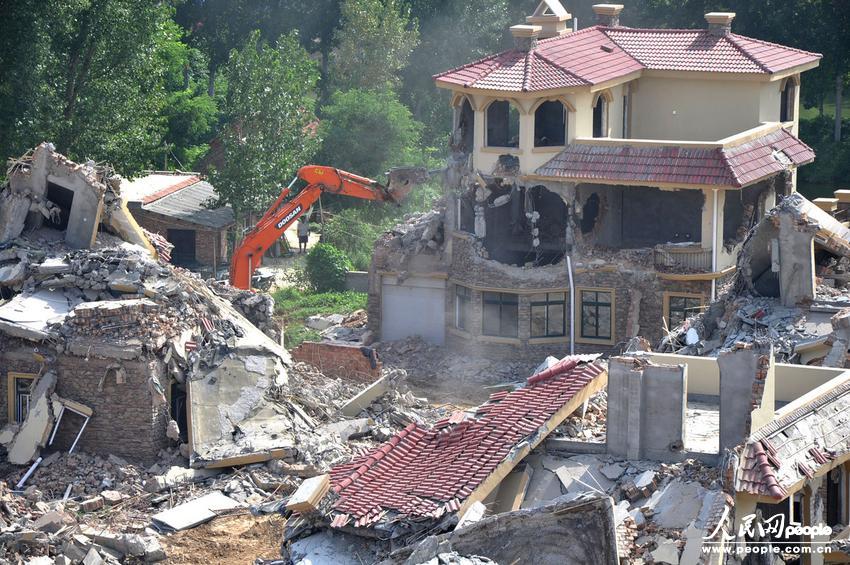 2013年8月18日，在黃河南岸鄭州市惠濟(jì)區(qū)花園口鎮(zhèn)申莊村，違規(guī)修建的別墅正在被拆除。張濤/東方IC