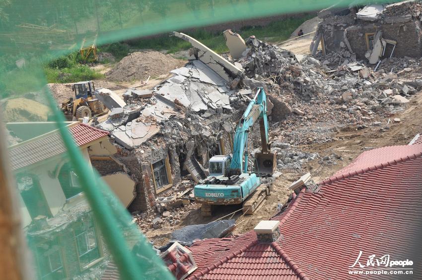 2013年8月18日，在黃河南岸鄭州市惠濟(jì)區(qū)花園口鎮(zhèn)申莊村，違規(guī)修建的別墅正在被拆除。張濤/東方IC