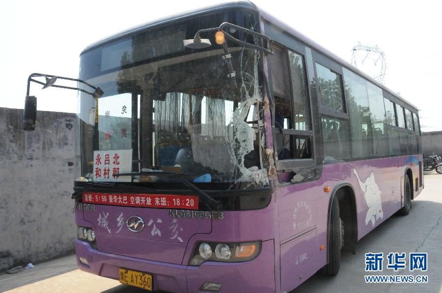 事發(fā)公交車(chē)左前方的擋風(fēng)玻璃破了一個(gè)大洞（8月20日攝）。