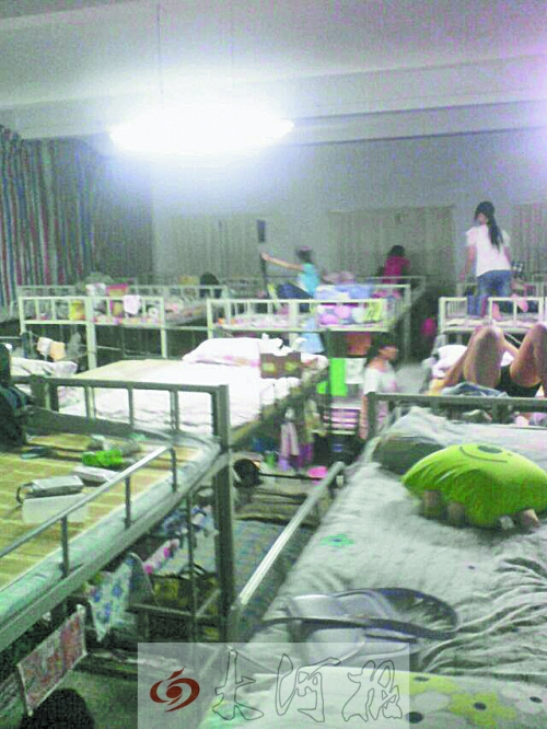 住在電教室里的女生們，擁擠不堪。