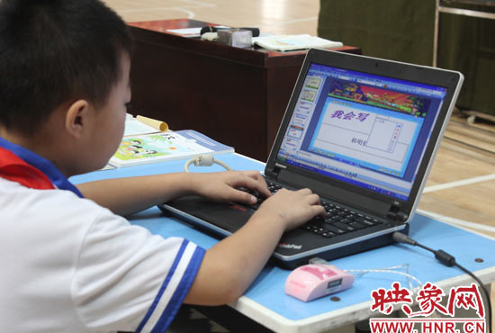 學(xué)生們對這套系統(tǒng)已經(jīng)操作很熟練 學(xué)生們對這套系統(tǒng)已經(jīng)操作很熟練