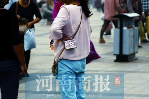 火車站廣場，一女子拿著寫有不同房型價位的卡片在拉客，不少市民抱怨，受過此類“騷擾”