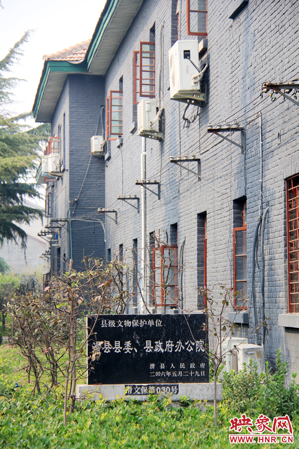 因?yàn)榭h委大院‘陳舊老土’,政府大院的蘇式建筑于2006年被列為縣級(jí)文物保護(hù)單位。