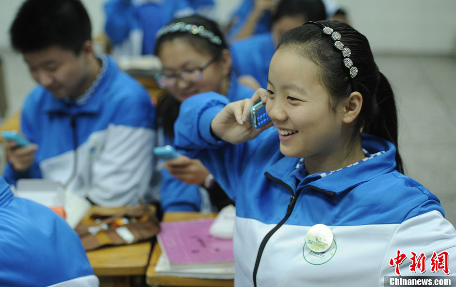 圖為一同學(xué)正在試手機(jī)的通話(huà)功能。