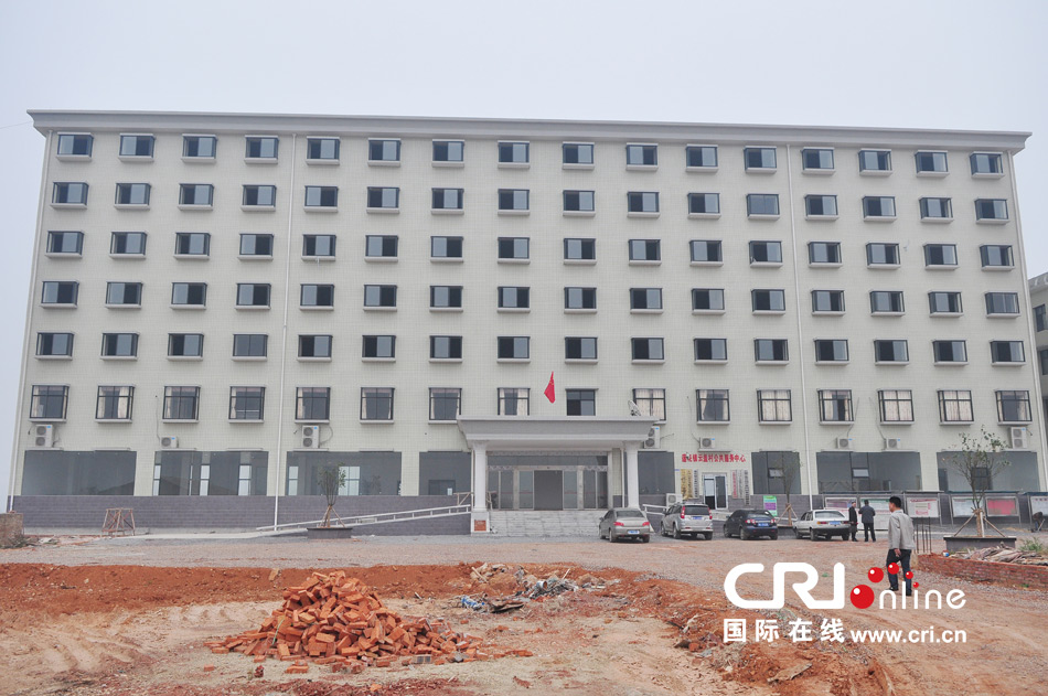 2013年10月21日，長(zhǎng)沙云蓋村欠債千萬(wàn)新建的豪華村部樓。