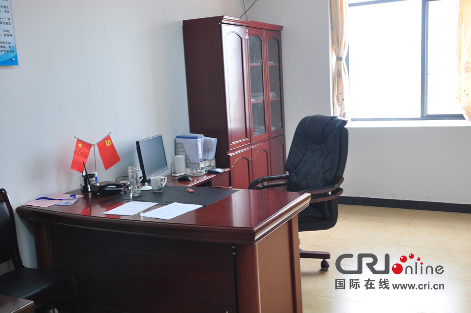 2013年10月21日，長(zhǎng)沙云蓋村欠債千萬(wàn)新建的豪華村部樓。