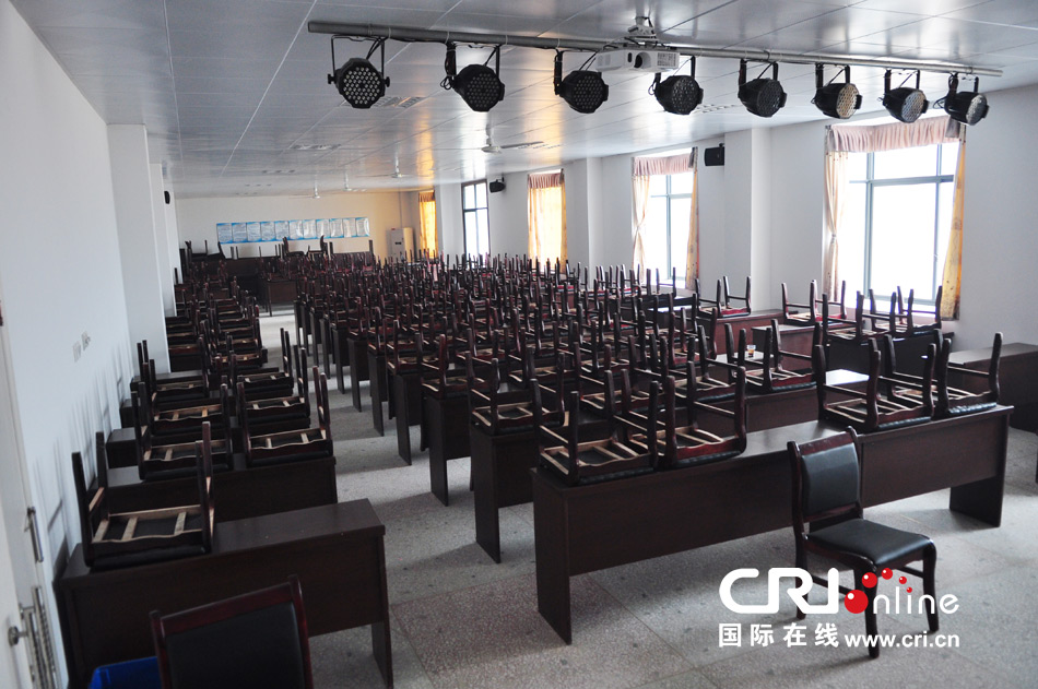 2013年10月21日，長(zhǎng)沙云蓋村欠債千萬(wàn)新建的豪華村部樓。