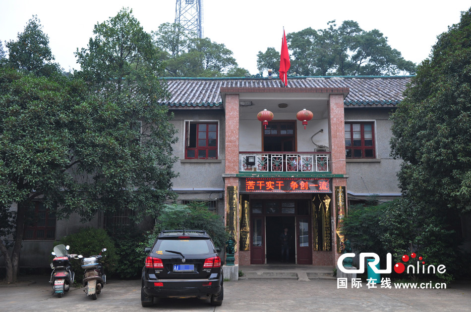 　2013年10月21日，這是蓮花鎮(zhèn)人民政府的辦公樓，和蓮花鎮(zhèn)云蓋村的辦公樓相比，寒酸不少。