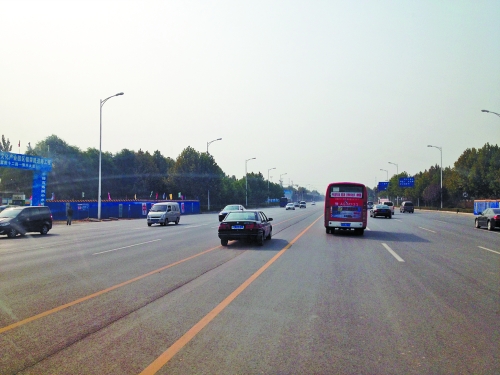 鄭開大道上隨處可見車輛駛入雙黃線超車,很危險。