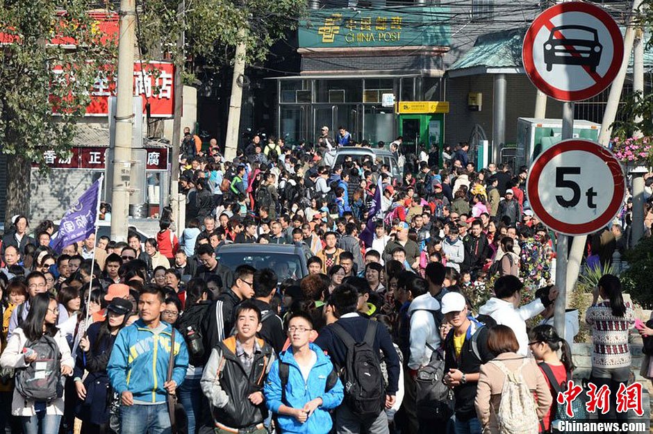 　10月26日上午10點多，北京香山路賞紅客摩肩接踵