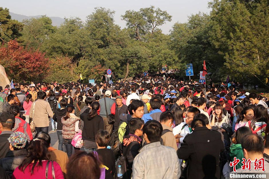 　10月26日，北京香山公園內游客摩肩接踵。