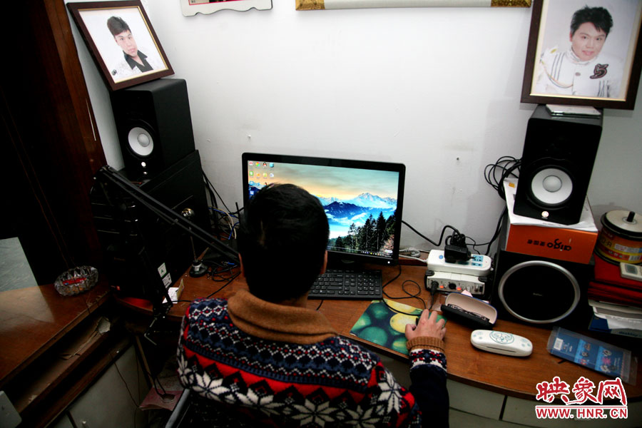 這張小小的工作臺就是海龍的一片小天地，他可以在這里練歌，也可在這里回味他的過去