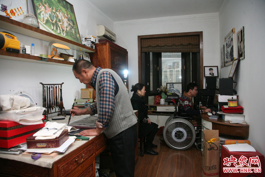 小小的書房里，爺孫三人在坐著各自的事情，姥爺在練書法，姥姥在旁專心的看著海龍，海龍在盡情的歌唱