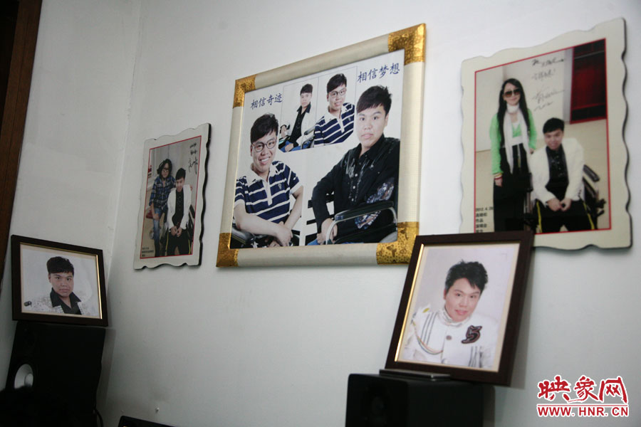 海龍的房間內(nèi)掛滿了這些年他走過的路程。