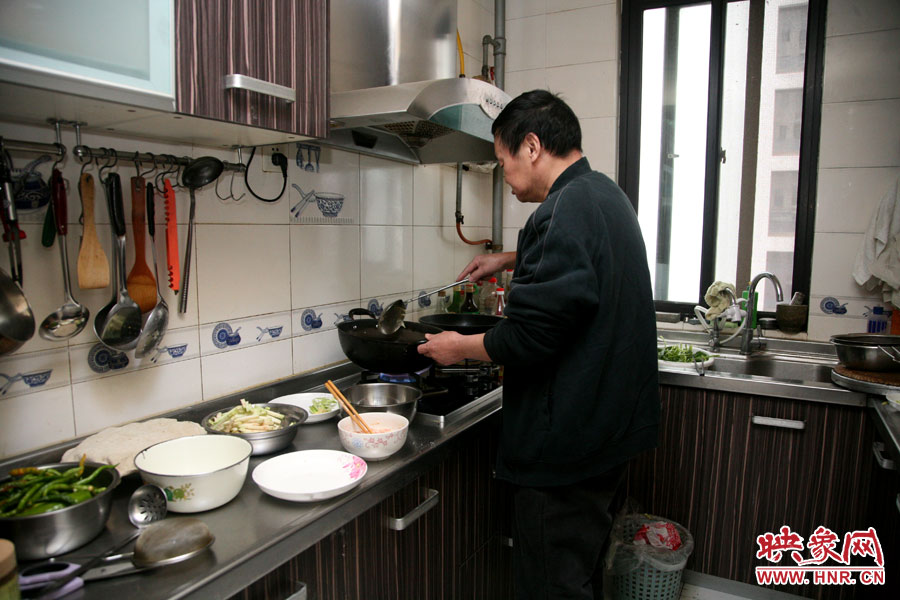 由于二老年齡也大了，于是姥姥的弟弟來住在家中幫忙照顧海龍