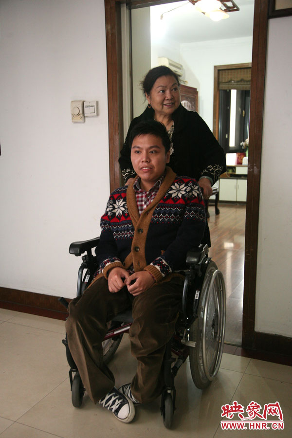 練完歌后，姥姥將海龍推了出來，因為行動不便，海龍很少出門，他的活動地方一般就是書房與客廳。