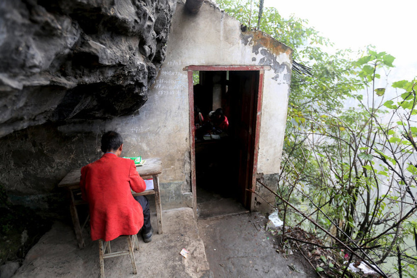 左邊是絕壁，右邊是懸崖，這樣一個讓人“倒吸涼氣”的地方，卻是袁老師的“辦公室”。