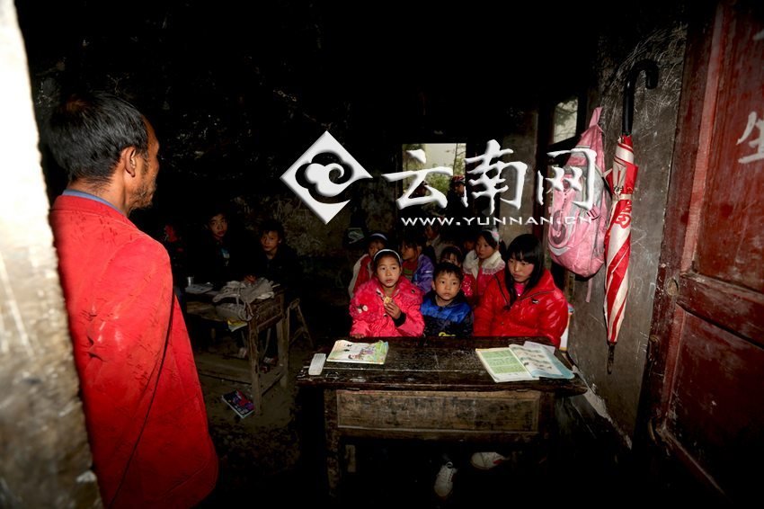 小學里只有兩個班，大點的孩子無法升入高年級，只得從一年級再讀起，就像復讀機。