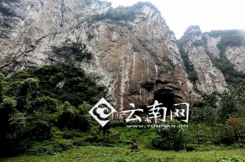 大鍋圈小學就建在這樣一個懸崖絕壁邊上。