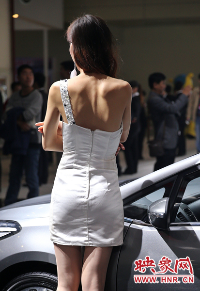 雖然進(jìn)入深秋，車模依然“輕裝”上場。