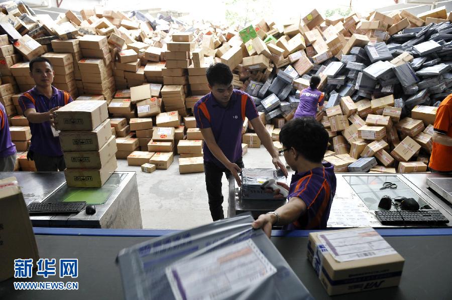 11月11日，在圓通公司廣州一處分揀站，工作人員加緊掃描快件。