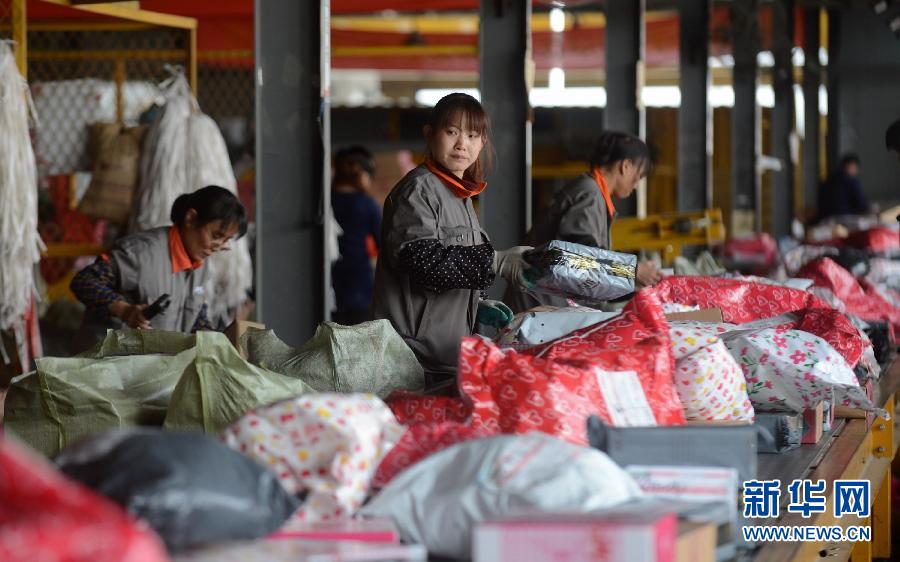 11月11日，一家快遞公司的工作人員正在分揀快件。