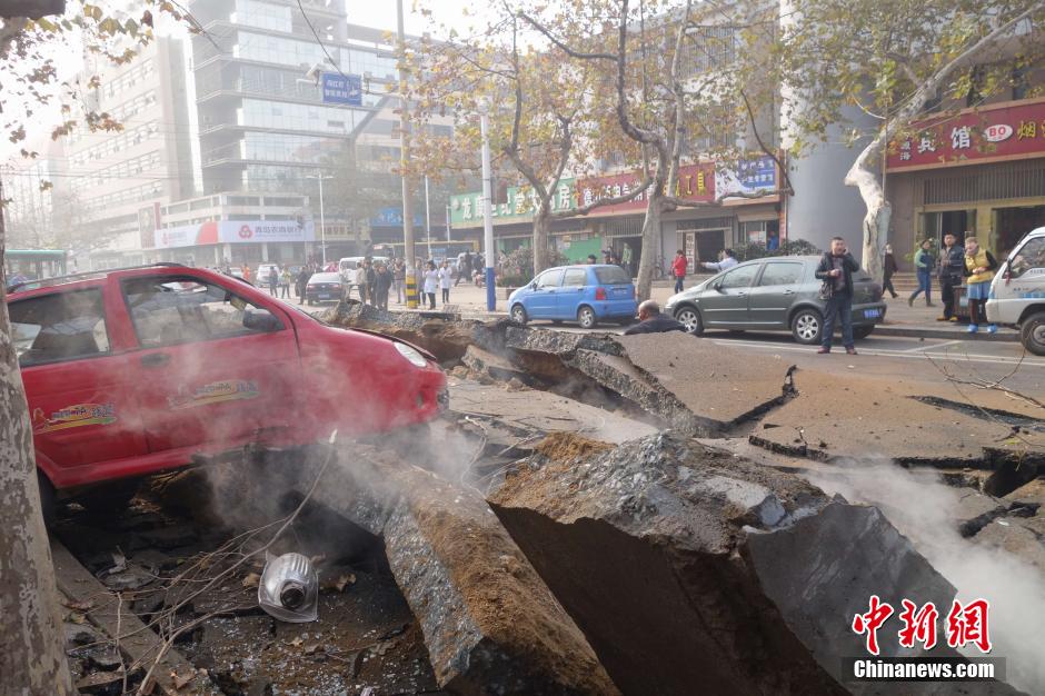中石化黃濰輸油管線破裂起火原油泄漏致多人死亡 中石化黃濰輸油管線破裂起火原油泄漏致多人死亡
