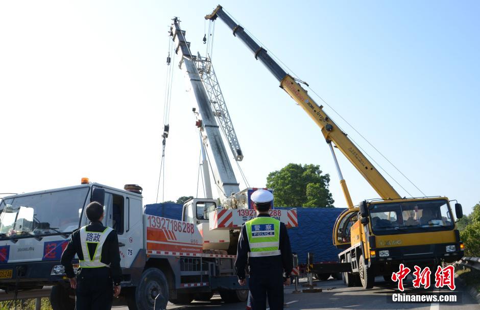 廣云高速發(fā)生車禍 大型平板拖車橫跨整個車道 廣云高速發(fā)生車禍 大型平板拖車橫跨整個車道
