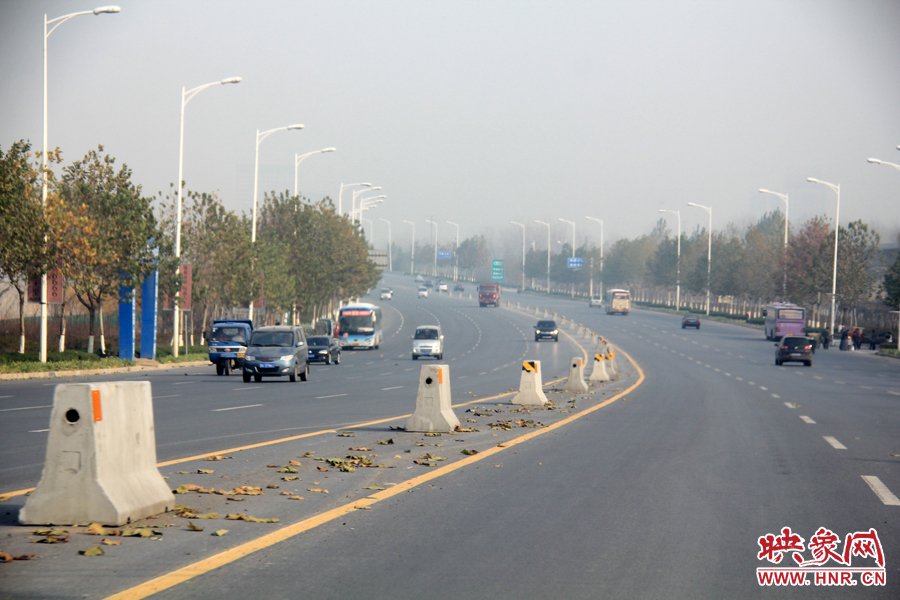 記者走訪鄭開大道 已放置數(shù)百個水泥隔離樁 記者走訪鄭開大道 已放置數(shù)百個水泥隔離樁