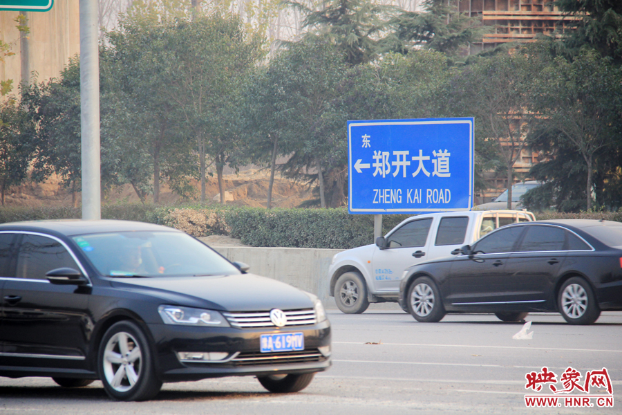 獨(dú)家:記者走訪鄭開大道 已放置數(shù)百個水泥隔離樁 獨(dú)家:記者走訪鄭開大道 已放置數(shù)百個水泥隔離樁