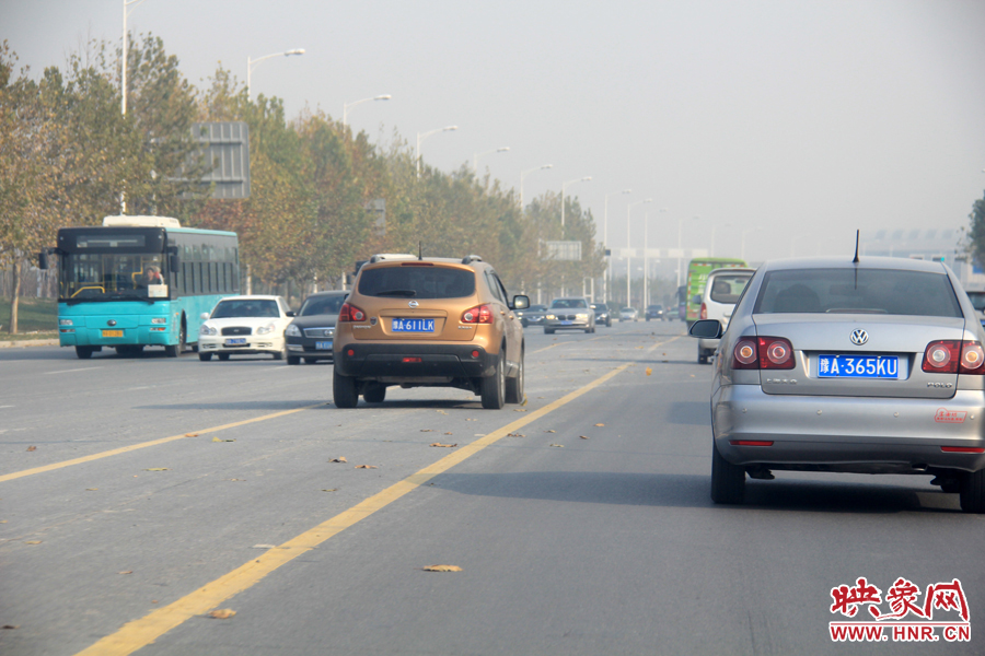 獨(dú)家:記者走訪鄭開大道 已放置數(shù)百個水泥隔離樁 獨(dú)家:記者走訪鄭開大道 已放置數(shù)百個水泥隔離樁