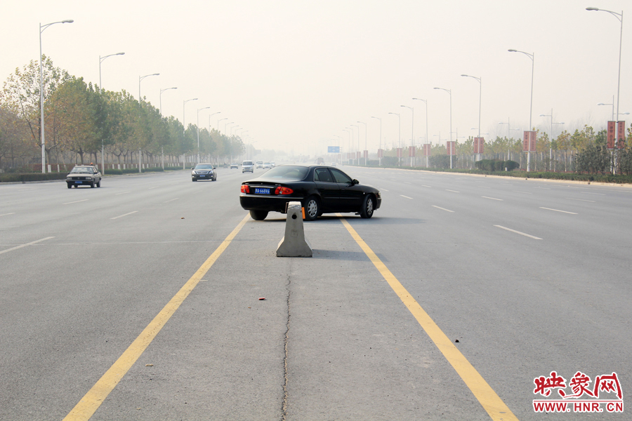 獨(dú)家:記者走訪鄭開大道 已放置數(shù)百個水泥隔離樁 獨(dú)家:記者走訪鄭開大道 已放置數(shù)百個水泥隔離樁