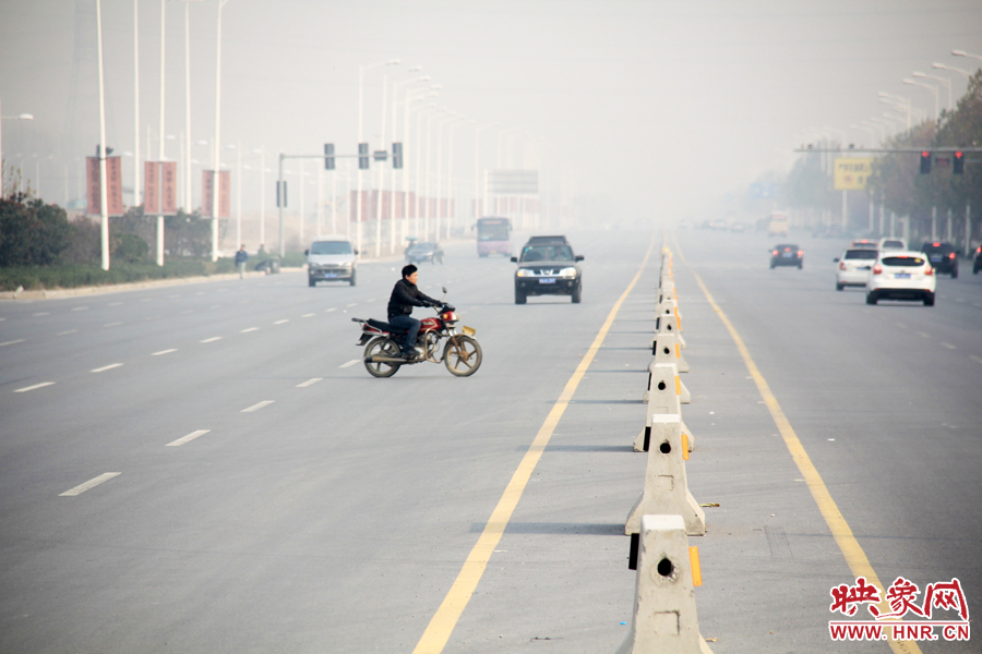 獨(dú)家:記者走訪鄭開大道 已放置數(shù)百個水泥隔離樁 獨(dú)家:記者走訪鄭開大道 已放置數(shù)百個水泥隔離樁