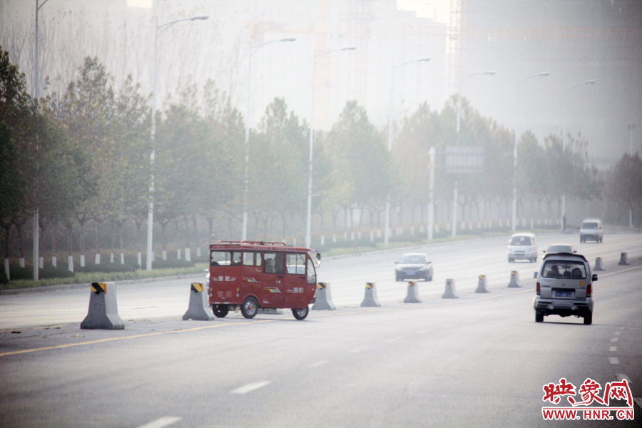 獨(dú)家:記者走訪鄭開大道 已放置數(shù)百個水泥隔離樁 獨(dú)家:記者走訪鄭開大道 已放置數(shù)百個水泥隔離樁