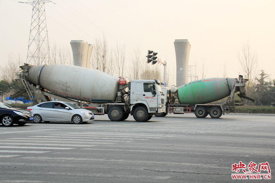 獨(dú)家:記者走訪鄭開大道 已放置數(shù)百個水泥隔離樁 獨(dú)家:記者走訪鄭開大道 已放置數(shù)百個水泥隔離樁