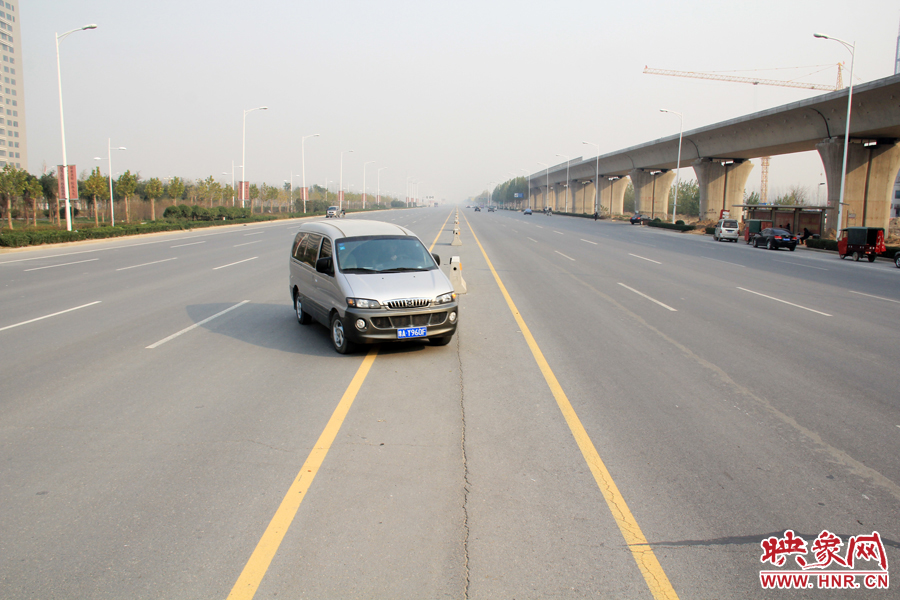 獨(dú)家:記者走訪鄭開大道 已放置數(shù)百個水泥隔離樁 獨(dú)家:記者走訪鄭開大道 已放置數(shù)百個水泥隔離樁