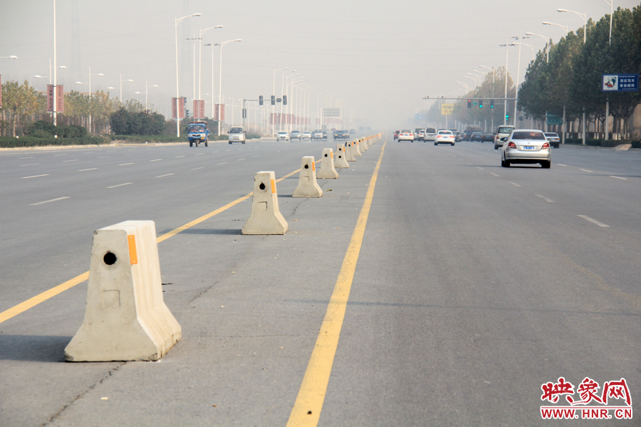 獨(dú)家:記者走訪鄭開大道 已放置數(shù)百個水泥隔離樁 獨(dú)家:記者走訪鄭開大道 已放置數(shù)百個水泥隔離樁