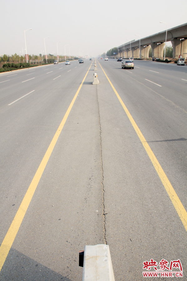 獨(dú)家:記者走訪鄭開大道 已放置數(shù)百個水泥隔離樁 獨(dú)家:記者走訪鄭開大道 已放置數(shù)百個水泥隔離樁