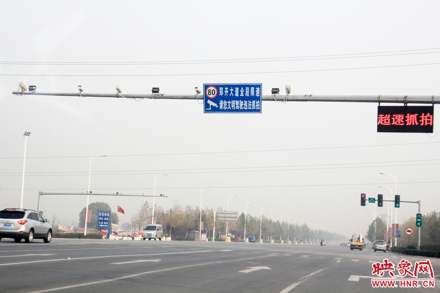 獨(dú)家:記者走訪鄭開大道 已放置數(shù)百個水泥隔離樁 獨(dú)家:記者走訪鄭開大道 已放置數(shù)百個水泥隔離樁