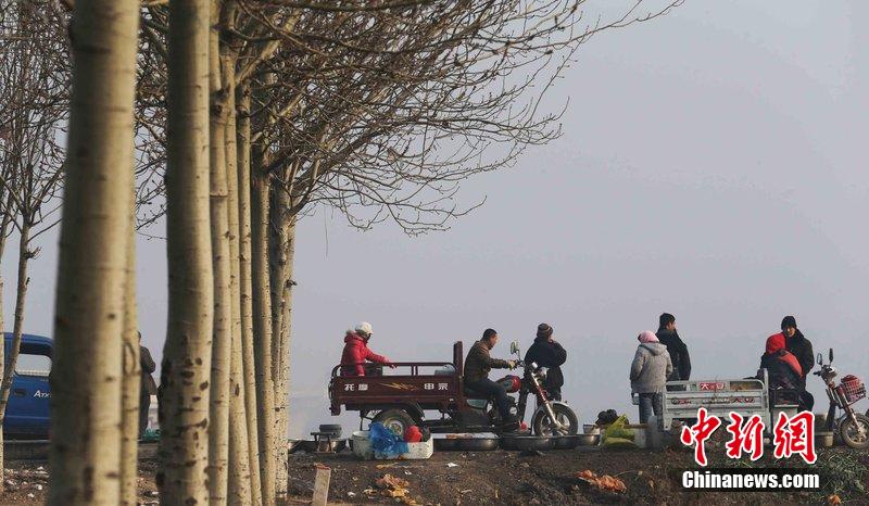 圖為12月1日，104國道靜海縣城附近，104國道靜海縣城附近，高速旁邊形成的黑市。田寶希 攝 圖片