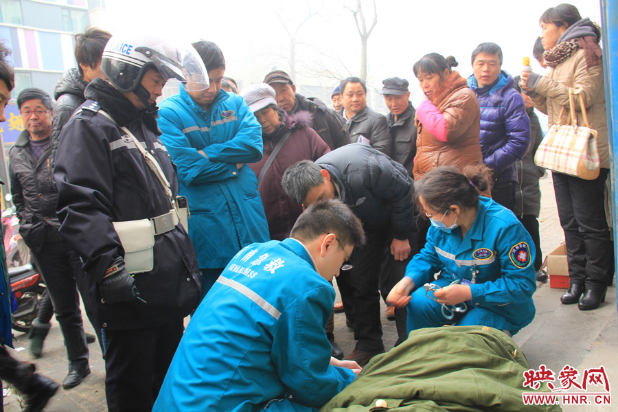 醫(yī)生到現(xiàn)場(chǎng)后,進(jìn)行簡(jiǎn)單的搶救 醫(yī)生到現(xiàn)場(chǎng)后,進(jìn)行簡(jiǎn)單的搶救