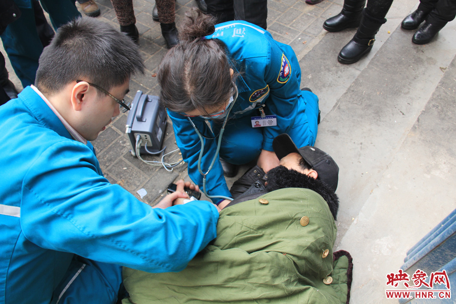 醫(yī)生在詢(xún)問(wèn)男子有關(guān)情況 醫(yī)生在詢(xún)問(wèn)男子有關(guān)情況