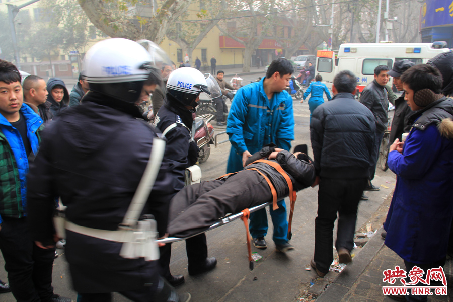 眾人將男子抬上救護(hù)車(chē) 眾人將男子抬上救護(hù)車(chē)