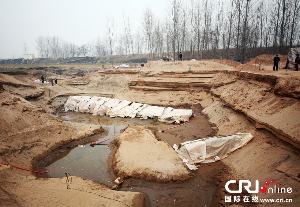 2014年1月6日，河南洛陽古沉船發(fā)掘現(xiàn)場，兩艘古沉船，一艘已經挖掘出土，另一艘還有一半埋在沙丘里。