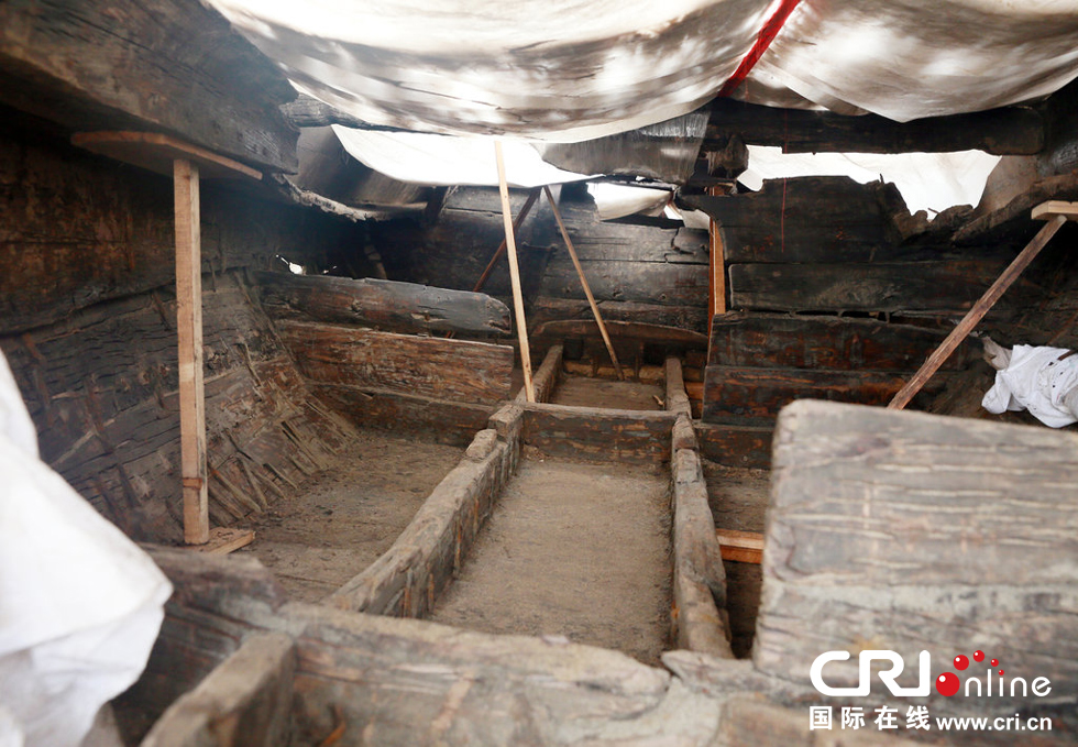 2014年1月6日，河南洛陽古沉船發(fā)掘現(xiàn)場，古沉船頭，船倉內部。